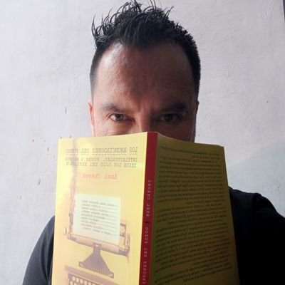 Un tipo triste que, sin embargo, tuvo, tiene y tendrá vocación de alegría.
Hombre del vulgo y sin letras.