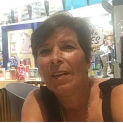 A la izquierda late el corazón y la vida. mamá orgullosa de tres hombres y abuela de 4.
Escribo en arameo , sepanlo, problema de ustedes si no entienden 😎😎