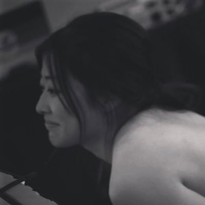 ボストン在住のメゾソプラノ。オペラ歌手、ボイストレーナー、音声教育学者。声とからだのトレーニングスタジオARIA/ 特殊唱法に特化し、音声にまつわるさまざまな情報を発信中。🇯🇵 東京音楽大学声楽演奏家コースを首席卒業後🇺🇸 米ニューイングランド音楽院にて音声教育学修士課程・パフォーマンス課程を修了。