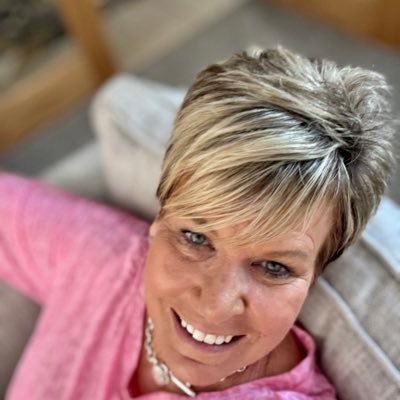 Football obsessed, Derbyshire born and proud mum of 2. Help out at Downton FC the pride of Wiltshire 😊