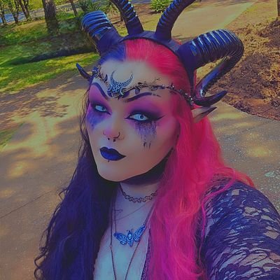 apocolips_6's profile picture. Nonna | weirdo | hopeless romantic | animal lover | dead inside | dav 🥰🖤🤞🏻 |