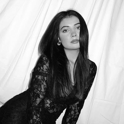 🖤 My heart keeps time, my soul keeps tone
G-mail: sarahjohnnsoon@gmail.com