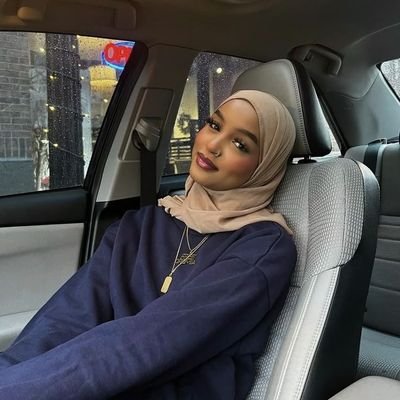 Soomaali ayaan ahay oo ku faanayaa… quruxdaydu waxay sheegaysaa sheeko, qalbigeyguna waa ka daahir badan daruuraha! ✨🌸