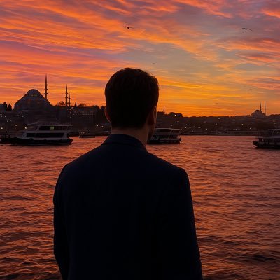 Tekstilci\İstanbul Üniversitesi mezunu\Fenerbahçe Kongre Üyesi\Atatürk ve Fenerbahçe sevdalısı\Tarih,Teknoloji ve Bilim sever.