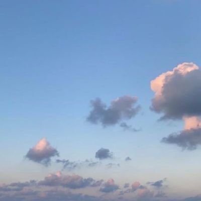 احب الهدوء واكتب الشعر احب العطاء لا أكره أحد
الحياة تستحق مننا الابتسامة