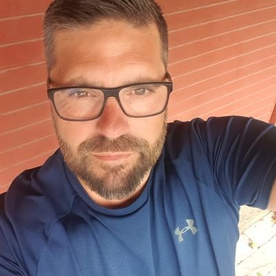 56 årig Värmläning, Ipswich Town fan,korv😍, Matbild!Färjestad supporter 1977 Snickare sen jag var 16 år. 3 barn på 26,31,33år. 1 Fru 😀 #utlandsproffs #Norge