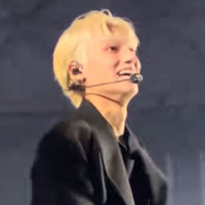 El wooyoung me pegó un pelotazo el 15 de Mayo del 2025, ah, y a veces escribo aus. // Loretiny oficial 🏴☠️