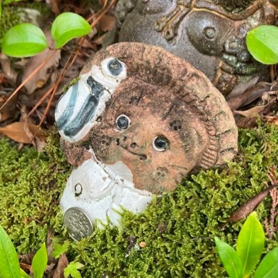 昭和生まれ。別号餅餡人など。大阪に学び和歌山に職を得て、やがて京都へ移る。性素朴を好み、猫と駄菓子を愛す。展覧会を巡り、純喫茶に遊ぶ(紅茶党)。興に乗じて、或は怒りにまかせて、口笛吹く者なり(-з-) ~♪