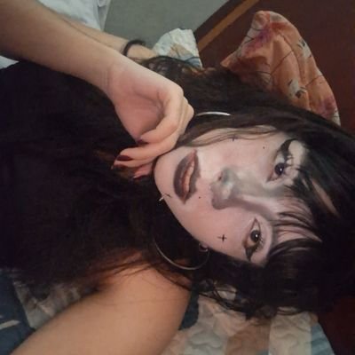 ☭
Superficialmente vazia, paradoxalmente ambígua