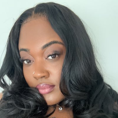 I create custom press ons and can’t wait for you to fall in love with PrettyNpressed 💖