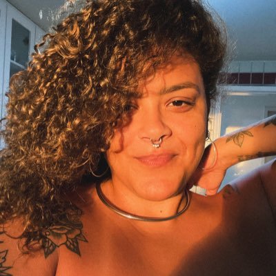 aquariana a base de café cevezinha uns beckinho e uns cabelos muito massa feitos pelo meu eu pessoa jurídica ✌🏾