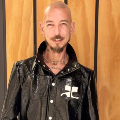 CrisVitall's profile picture. O Amor sempre será a força motriz que transforma tudo ao nosso redor.