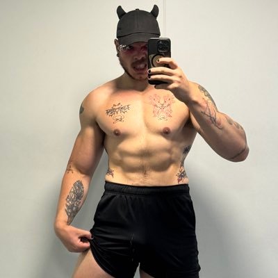 Personal Trainer || Powerlifter || Eldritch terror || 26 (they/them) Gay