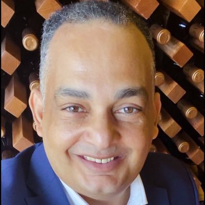 Papá de Ángeles. Empresario. Diplomático. Lic. en Relaciones Internacionales (Magna Cum Laude).  Diplm. Derecho Consular y Políticas Migratorias.