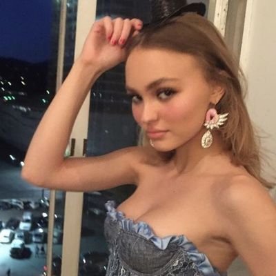 parisasigiyim's profile picture. dear reader;
bend when you can,                                              snap when you have to.