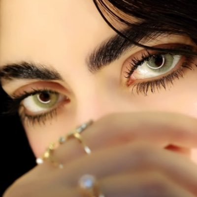 امرأة كالعمر كالقصيدة لايمحوها نسيان/هدوء وضجيج يستعمر قلبي/ستجدني في نهاية كل رواية/أكتب كما لو أن الحرف يُصغي لارتجاف قلبي/أرسم لأجعل لحياتي لون لايجتثه الألم