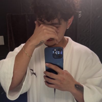 devv10k's profile picture. 