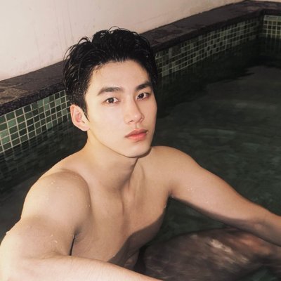 (G)176/72/3X
筋トレ、美食、旅行が好きです。 同年代や年上の男性も好きで、ぜひDMで交流したいと思っています。