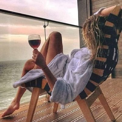 AMetlom's profile picture. Piskaram ovde, kradem vam vreme. Mirna vučica sa kamerom i šoljicom kafe, koji čuva svoj krug i pažljivo bira kad da zareži, a kad da se samo nasmije.