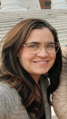 Senior comms strategist at UVA Health, former newspaper editor, IVF twin mom, happy wife, animal lover, gardener, vegetarian. she/her