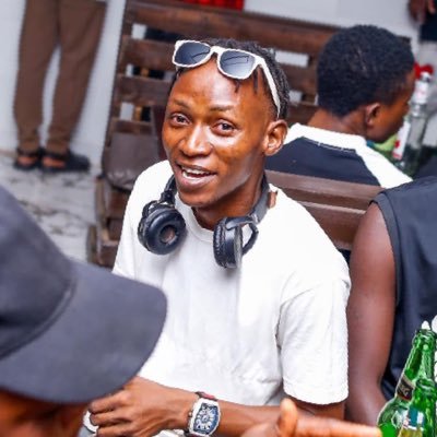 Crowd controller, Not Your Usual Dj🔥#Song_writer, #Singer, #Sound_Eng, #CR7, #ChelseaFc, @wizkidayo Birthmate 16/07, 🎛 Link to my songs here👇🏽👇🏿{KOOLER'S}