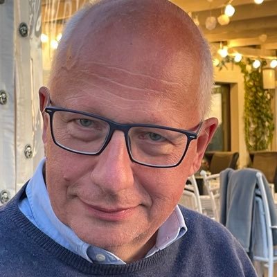 Mąż, ojciec, dziadek. Matematyk. Czasem także popularyzator matematyki i tłumacz. (Dziekan Wydziału MIM UW 2016-20 i 2020-24). #jestemzUW