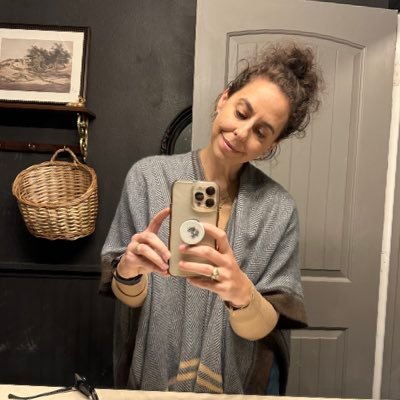 lizadorawrites's profile picture. I write things on the internet for myself and other people. Crafty—both ways.