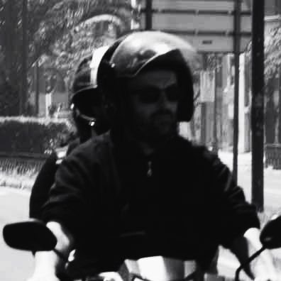 ..Χωρίς το Βλέμμα τους να Σκοτεινιάσει ή να Λυγίσει. Όρθιοι και Μόνοι μες στη Φοβερή Ερημιά του Πλήθους..
Μανόλης Αναγνωστάκης, «Μιλώ»