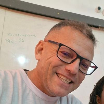 tomifarias's profile picture. 📚Escritor #OenigmaHitler 💡Prof. de Língua Portuguesa, Literatura e Redação 📰Jornalista 📝Letras 🏨 Projeto Tomi Dicas de Português