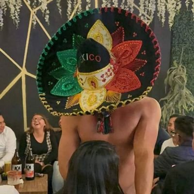 Tonny El mariachi Cruz
🇲🇽#ImGay #Striper y #Mexicano y por ende soy Policía,Obrero,Bombero y hasta un sexy Conejito🐰