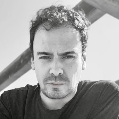 De estatura alta; con una voz ni delgada ni gruesa y flaco de nacimiento. Soy lo que soy, ni muy listo ni muy tonto, una mezcla perfecta entre Ángel y Demonio.