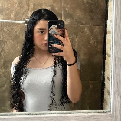 g_ne_sis's profile picture. can’t be two of one