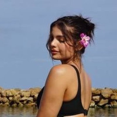 Young bohemian girl who lives in my own world of travelling me my pussy cat and campervan tour uk and Ireland, I’m a naturist and practice nudism when possible