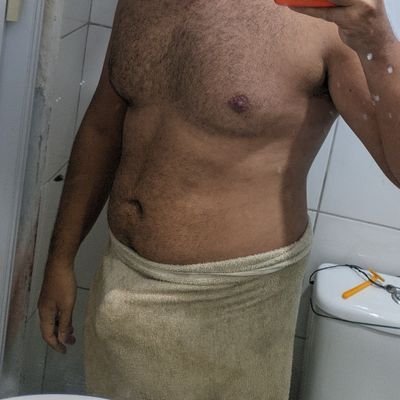 Homem fogoso que gosta de se mostrar na rede social.