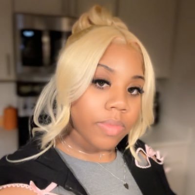 MyanlaVanzant's profile picture. there’s no need for convincing, you see the material. 😉