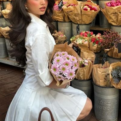 - كَالوَردِ . . مُفعَمَةٌ ، مُنعِشَةٌ ، مُلفِتَةٌ وَ بَالِغَةُ الرِقَّةِ