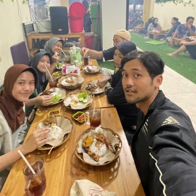 بسم الله الرحمن الرحيم Menjadi Manusia Bermanfaat.