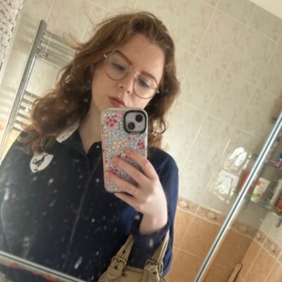 a redhead librarian that loves tottenham hotspur | star wars | books | animation | video games | music | drag • COYS 🤍 she/her • bi • 27yo #actuallyautistic