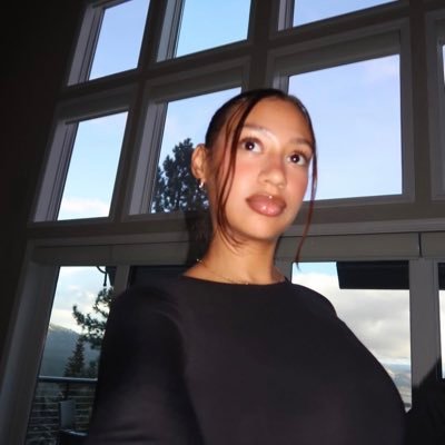 Juliecaro112's profile picture. 