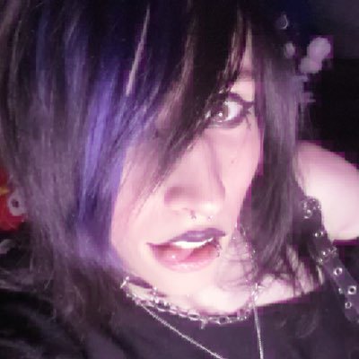Full time rawring cyberslut and breakcore DJ/producer/VJ/raver-supplier of girlcock and fast drums 🔞MINORS DNI🔞
