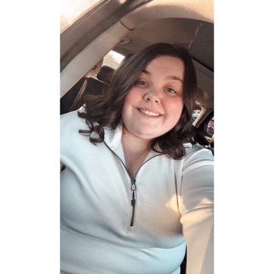 des_howard's profile picture. 25 ✨ april 24th 2016 🤍 engaged 8.24.24 💍 dog mama 🐾