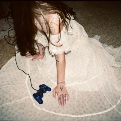 bonesnpoems's profile picture. i forgive it all as it comes back to me🫀