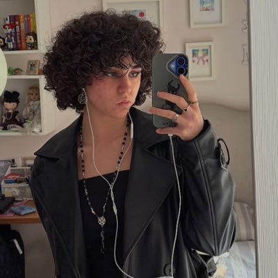 Gamer,otaku,friki,artista y melómana
Animal lover 🐶❤️
I'm just goofing around 🪿🤙🏻
I don't know the fuck I'm doing with my life👍🏻
💛🤍💜🖤
they/them