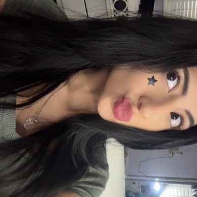 esmeorsomething's profile picture. don’t pick yourself apart