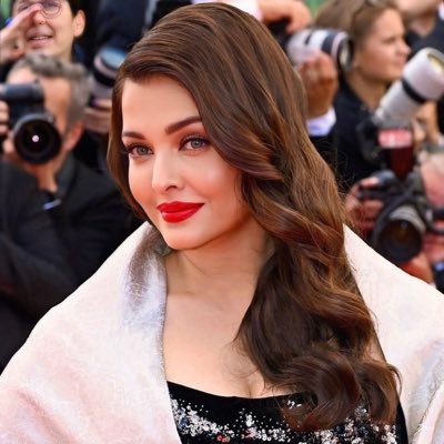 A huge proud fan of #Aishwaryaraibachchan ❤️ Je suis la rien que pour elle, elle est ma reine 👸 and I Stan her only she/her/herself 😍. 🇸🇳+🇫🇷