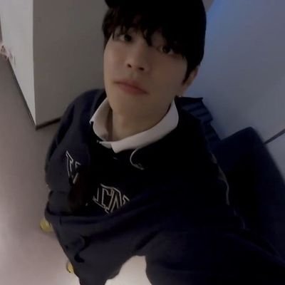 -arriba los gatos abajo la escuela
comiendo tamales con stray kids, twice y ZB1