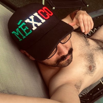 Yo como los perros finos, me jalan del cuero y no chillo. Amante de la ortografía y el micrófono.