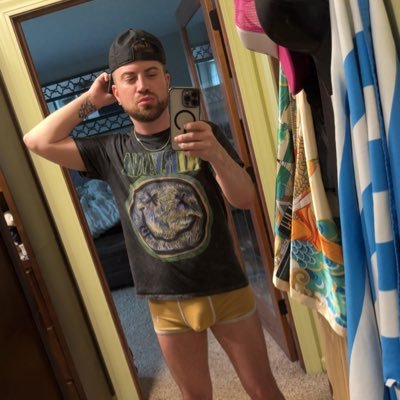 CashApp: $Drocster1985 Venmo: RockyD1985 Freeballing nudist with a flare for exhibition 😉 Genuine heart, with a timid personality. He/Him/Hole