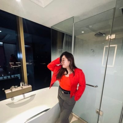 bbrinnaloves's profile picture. I once believed love would be burning red, but it's golden✨
