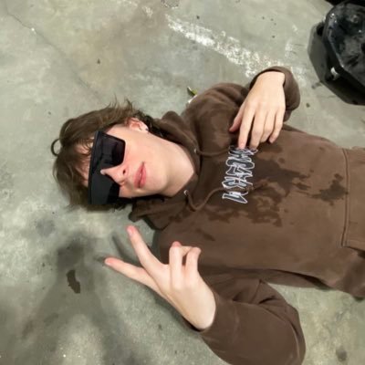 19 | Fortnite Content Creator! https://t.co/mFTHw73O42